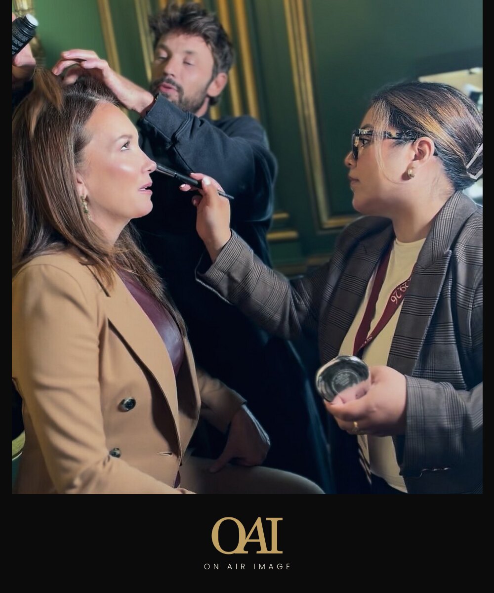 Two artists working on a guest at once